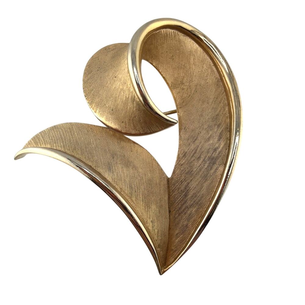 Vintage Crown Trifari Brushed Gold Tone Brooch